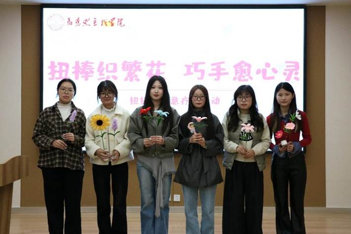 一群小孩站在一起AI 生成的内容可能不正确。